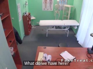 Pielęgniarka przyłapani youth masturbacja w jej biurko