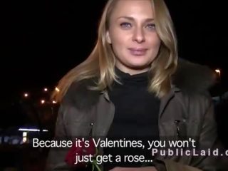 Rus amator lovit loud în public