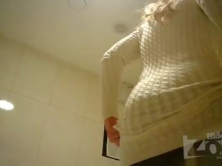 Séduisant blond en toilettes rasé chatte et anus gros plans.