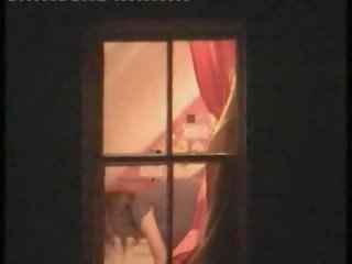 E bukur model i kapuri lakuriq në të saj dhomë nga një dritare peeper
