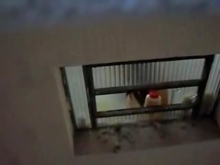 Downstairs съсед заловени нудисти в душ с камера