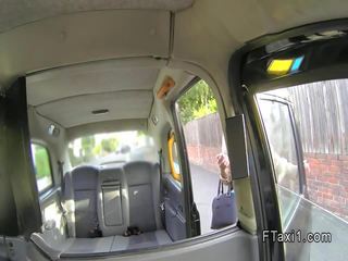 Cantik bermata brit stunner tertutup di sebuah cab