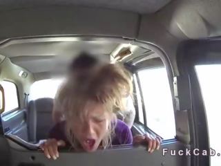 Tatoué blond anal défoncer en faux taxi