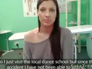 Brunetka ściera cipka z masaż narzędzie w jej therapist