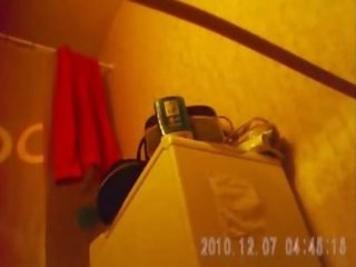 27 yo brunette met mooi bosje betrapt door spion camera in