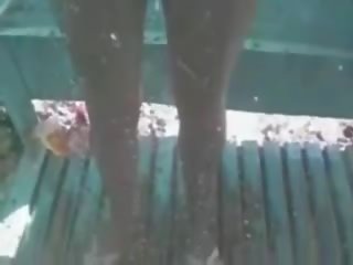 Utmärkt röv fågelunge tagande en dusch på gömd klotter