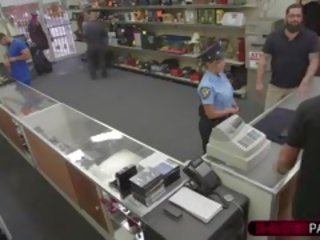 امرأة سمراء اتينا يحصل على pawned في ال متجر