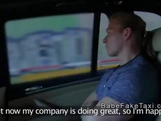 Uskumatu tšehhi võltsitud takso juht tukk lihaseline klient