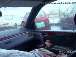 Poilu chatte russe beauté baise en la voiture en publique