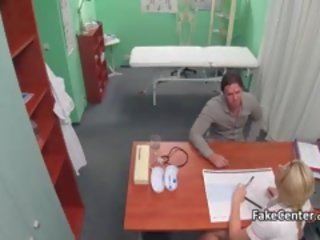 Exceptional блондинки медицинска сестра чукане пациент в офис