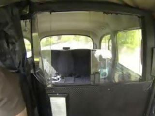 Mabuhok puke ginintuan ang buhok fucked sa taxi