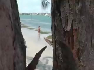 Deux passionné bikini plage filles peeped sur et obtient pilé
