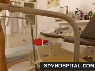 Glorious benen hög klackar tonårs went till gynecologist gömd klotter video-