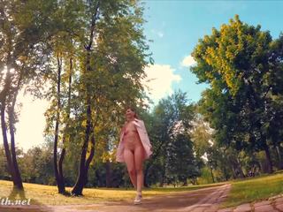 Jeny schmied völlig nackt im ein park bekam erwischt