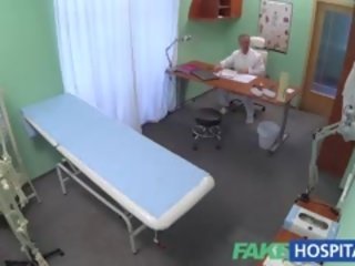 Fakehospital medicin person solves våt fittor problem