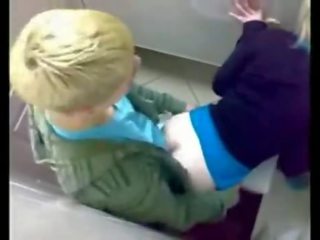 Siêu cô gái tóc vàng con gái fucked lược trong công khai phòng vệ sinh