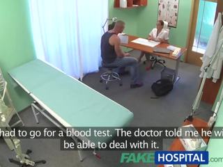Fakehospital passa sjuksköterska suger och fucks kropp builder