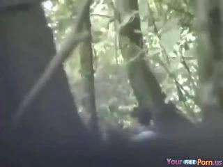 Voyeur busts adolescentes a foder em o floresta vid