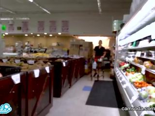 Тийн синигер флаш и лесбийки секс в supermarket