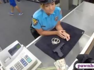 Uly emjekli polisiýa officer fucked by pawn man to earn extra pul