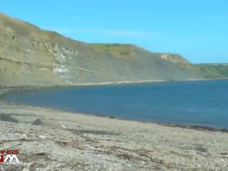 Człowiek filmy żona dać na ręcznym do nieznajomy na plaża