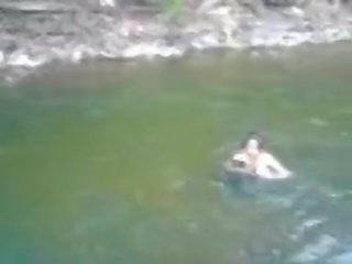 Sensational ja rinnakas amatöör teismeline enchantress ujumine alasti sisse a jõgi - fuckmehard.club