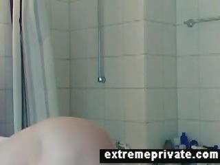 Ukryty kamera footage mój prysznica ciotka