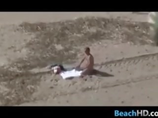 Špionážní na nadržený lidé na the pláž