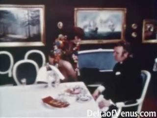 Vintāža netīras filma 1960s - matainas middle-aged brunete - tabula par trīs