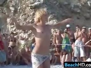 Gadis di sebuah orang telanjang pantai