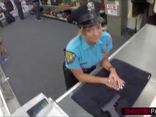 Uhkea ja viettelevä poliisi nainen saa kädenvääntöä mukaan shawn