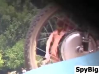 Голям бюст сладурче същество spied на при на плаж