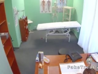 Specialist pov pieprzy krótki włosy pacjent w imitacja szpital