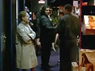 A woman visits a ulylar uçin film shop to görmek kirli film