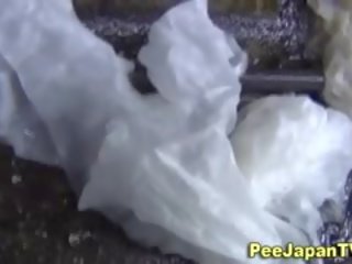 Japanisch mädchen urinating erwischt auf band