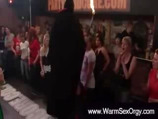 Apģērbta sievete kails vīrietis iegūšana uguns burning par stripper dzimumloceklis