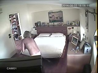 Mamuśka przyłapani na kamera nagie housekeeping