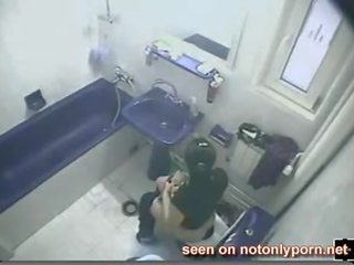 2198 - baik hati rambut coklat speeinh di tersembunyi toilet kamera