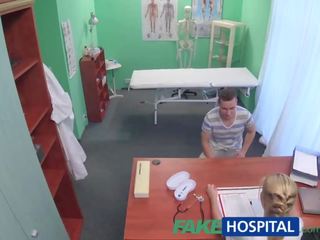 Fakehospital स्टड कॉट दे रही है नर्स एक क्रीमपाइ
