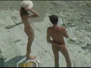 Ζευγάρι fucks επί γυμνός/ή παραλία
