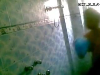 Nena bañándose - oculto cámara voyeur