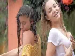 Comel kanak-kanak perempuan dalam yang hujan