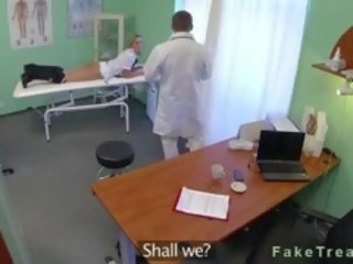Pievilcīgs blondīne medmāsa fucked līdz terapeits uz viņa birojs