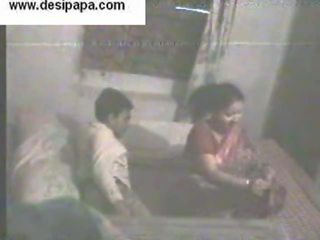 Indisk par hemmelighet filmet i deres soverom svelge og å ha voksen film hver andre