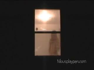 Вуайеріст peeping tom thru a друзі вікно