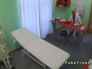 Koket patiënt geneukt in het wachten kamer in namaak ziekenhuis