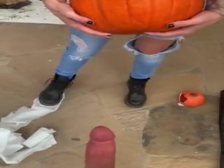 Pumpkin hebat dengan si rambut perang besar payu dara kenzie taylor untuk halloween silap mata atau merawat