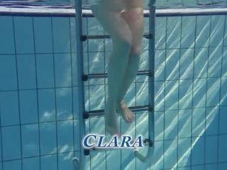 קטן פטמות קטנטונת נוער clara מתחת למים