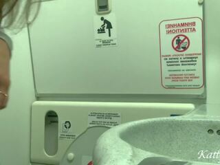 Riskant masturbation und pinkeln im die flugzeug toilette