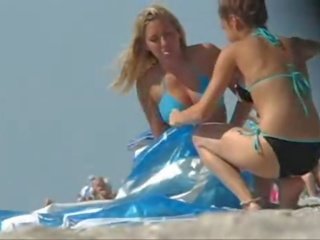 Candid movie at pläž - nice bikini göt